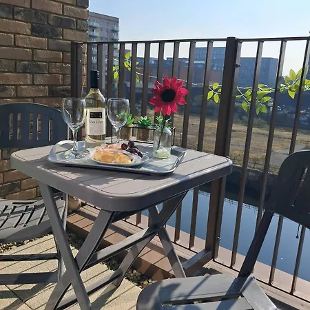 Private Balcony, Waterfront Apt, Theatres 15min Walk 1mile Media City, Old Trafford, Centre