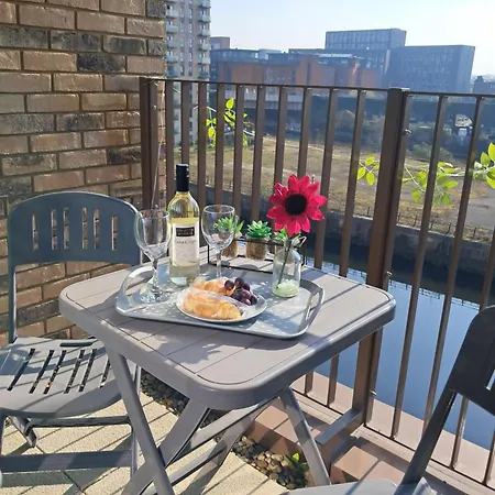 Private Balcony, Waterfront Apt, Theatres 15min Walk 1mile Media City, Old Trafford, Centre Apartment *