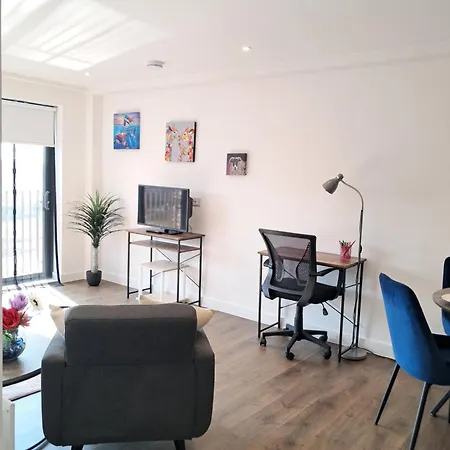 Private Balcony, Waterfront Apt, Theatres 15min Walk 1mile Media City, Old Trafford, Centre
