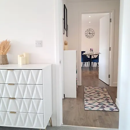 Private Balcony, Waterfront Apt, Theatres 15min Walk 1mile Media City, Old Trafford, Centre Apartment *