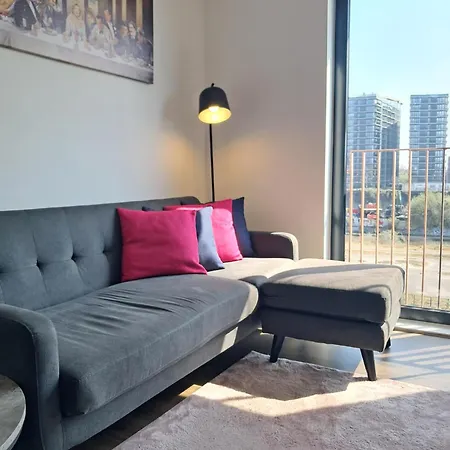 Private Balcony, Waterfront Apt, Theatres 15min Walk 1mile Media City, Old Trafford, Centre *