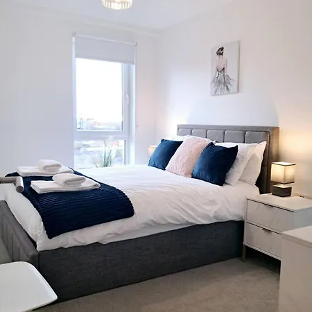 Private Balcony, Waterfront Apt, Theatres 15min Walk 1mile Media City, Old Trafford, Centre * Manchester
