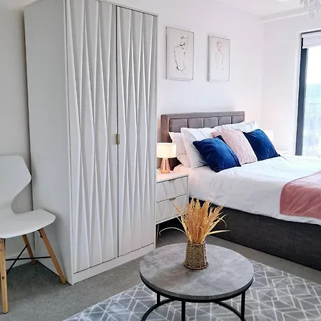 Private Balcony, Waterfront Apt, Theatres 15min Walk 1mile Media City, Old Trafford, Centre Apartment *