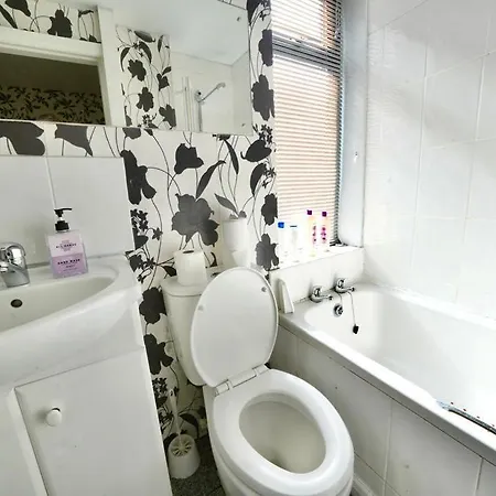 Three Bedroom House By Brookland Serviced Short Lets With Free Wifi Holiday home Manchester