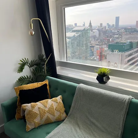 Opulent Skyline Apartment *