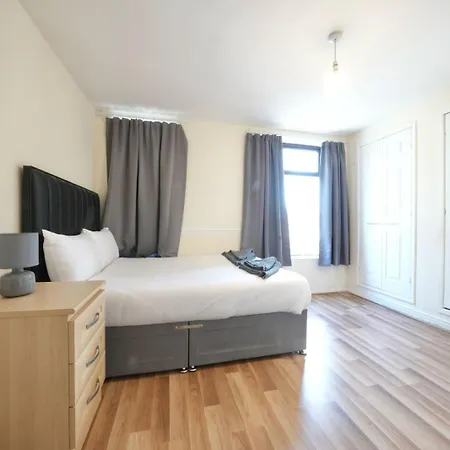 Three Bedroom House By Brookland Serviced Short Lets With Free Wifi Holiday home Manchester