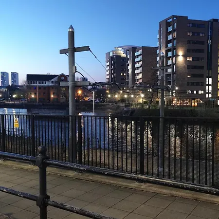 アパート Penthouse-like With & Waterfront Views In Old Trafford With 500mbps Internet And Netflix