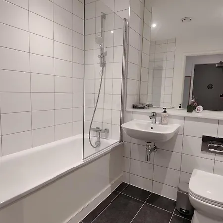 Penthouse-like With & Waterfront Views In Old Trafford With 500mbps Internet And Netflix *