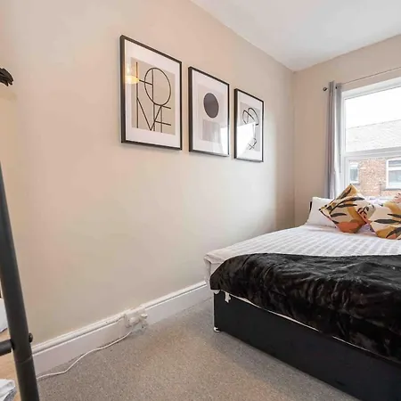 בית נופש Spacious & Cozy In Salford