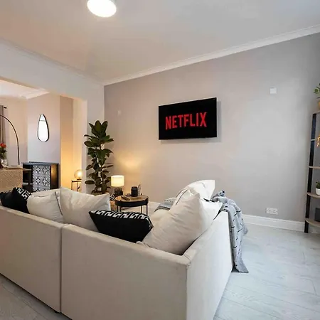 בית נופש Spacious & Cozy In Salford מנצ'סטר