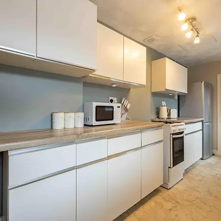 Spacious & Cozy In Salford