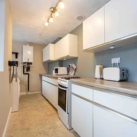 Spacious & Cozy In Salford בית נופש