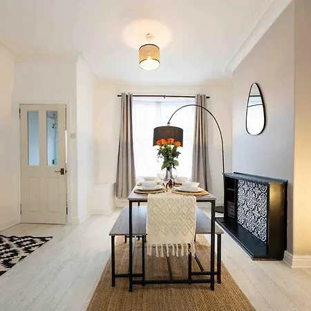 בית נופש Spacious & Cozy In Salford