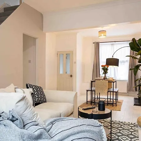 בית נופש Spacious & Cozy In Salford *