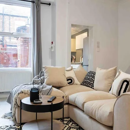 Spacious & Cozy In Salford בית נופש