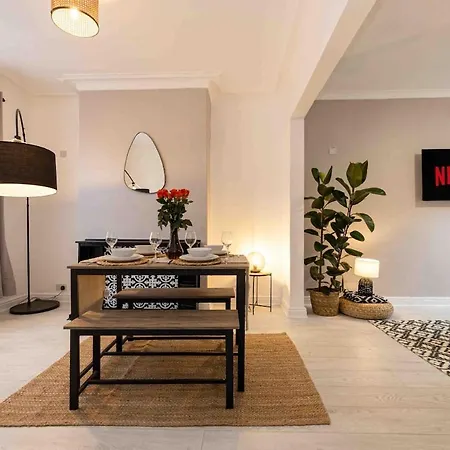 בית נופש Spacious & Cozy In Salford מנצ'סטר