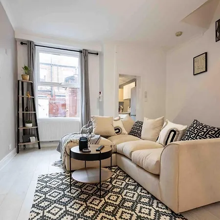 בית נופש Spacious & Cozy In Salford *