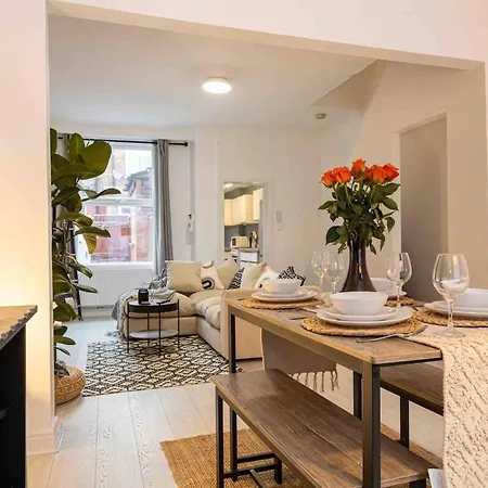Spacious & Cozy In Salford מנצ'סטר