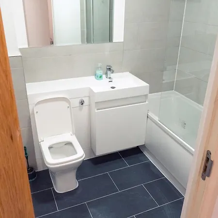 Spacious 2 Bed Flat, Free Parking, Close To Town *