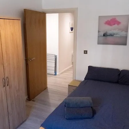 アパート Spacious 2 Bed Flat, Free Parking, Close To Town *