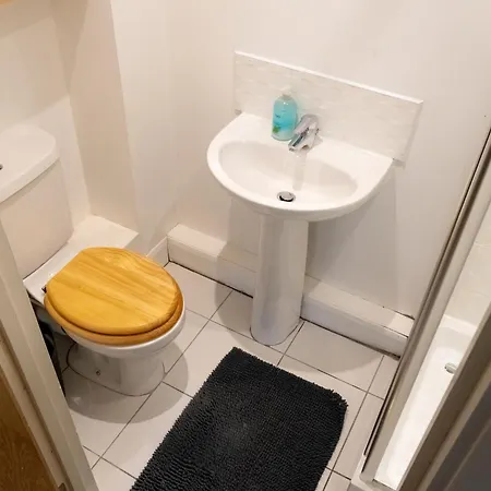 Spacious 2 Bed Flat, Free Parking, Close To Town マンチェスター