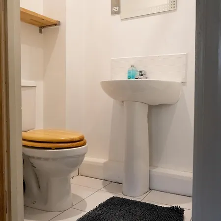 Spacious 2 Bed Flat, Free Parking, Close To Town * 맨체스터
