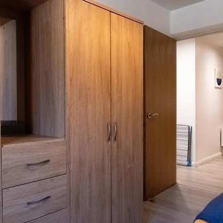 Spacious 2 Bed Flat, Free Parking, Close To Town 아파트