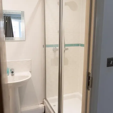 아파트 Spacious 2 Bed Flat, Free Parking, Close To Town