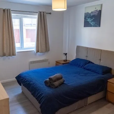 Spacious 2 Bed Flat, Free Parking, Close To Town 아파트 *