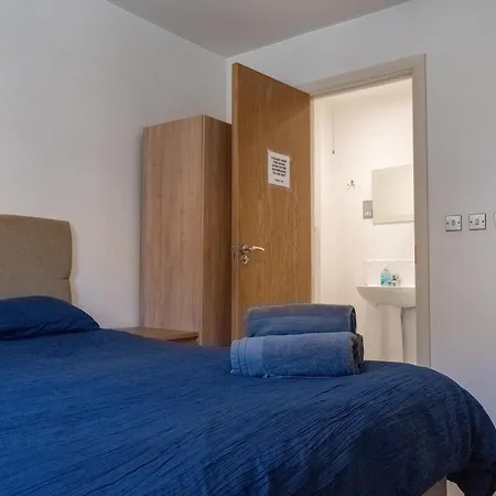 Spacious 2 Bed Flat, Free Parking, Close To Town *