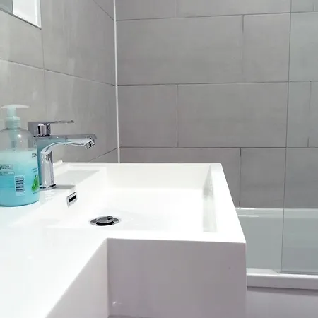 Spacious 2 Bed Flat, Free Parking, Close To Town 맨체스터