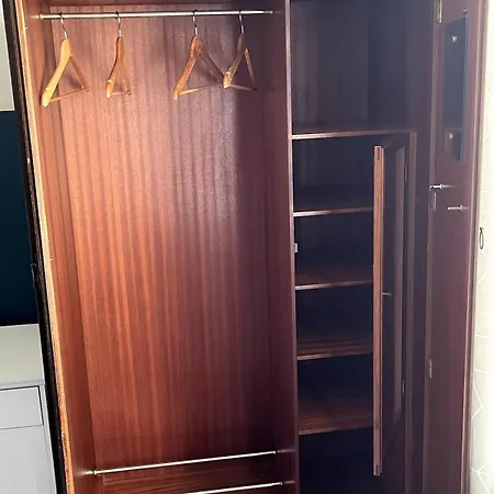 Δωμάτια σε οικογενειακή κατοικία Double - Town & Nearby, 24h Bus, Airport-linked *