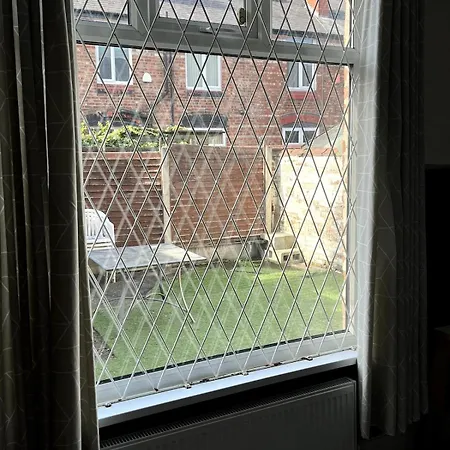 Δωμάτια σε οικογενειακή κατοικία Double - Town & Nearby, 24h Bus, Airport-linked *