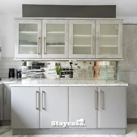 Stylish 5-bed With Free Parking Sleeps 12! Manchester
