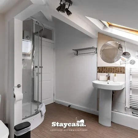 Stylish 5-bed With Free Parking Sleeps 12!