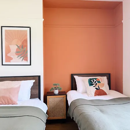 Bee - Byron House Манчестер