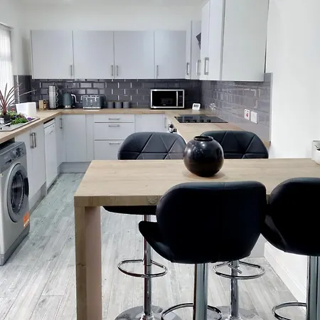 The Cowesby 4-bed Street Parking *