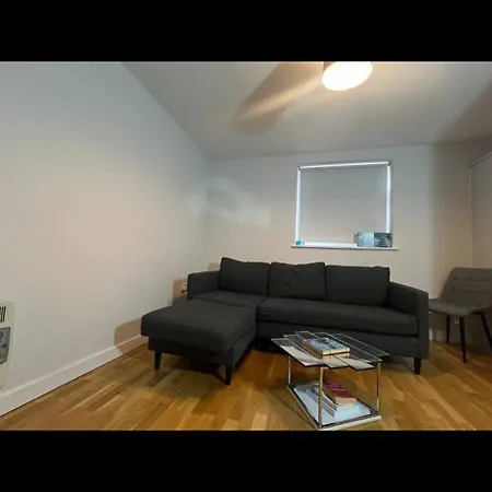 Quaint 2 Bedroom Flat In Apartment *