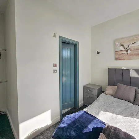 Prázdninový dům Beresford Co-living - Private Self-cater *