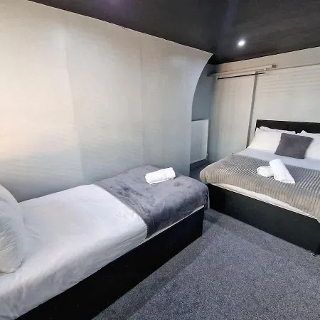 Centre Hidden Gem Sleeps 22 By Superhost *