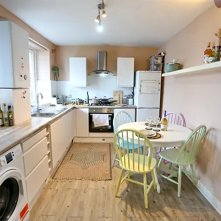 Pass The Keys Cosy Retreat Near Old Trafford With Free Parking