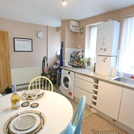 Pass The Keys Cosy Retreat Near Old Trafford With Free Parking