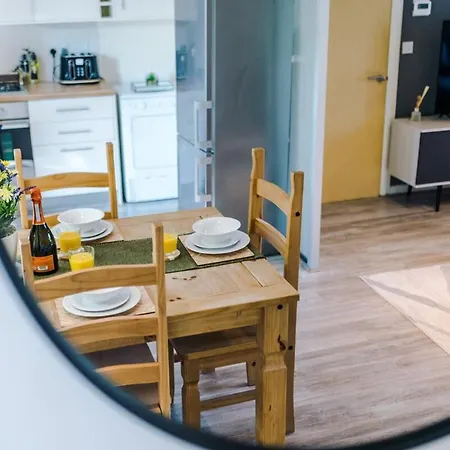 Modern House - - Etihad Stadium - Coop Live Stadium - Sleeps 6 - Free Parking Holiday home *