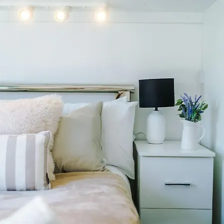 Modern House - - Etihad Stadium - Coop Live Stadium - Sleeps 6 - Free Parking Holiday home