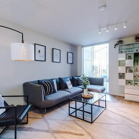 Modern House - - Etihad Stadium - Coop Live Stadium - Sleeps 6 - Free Parking Holiday home Manchester