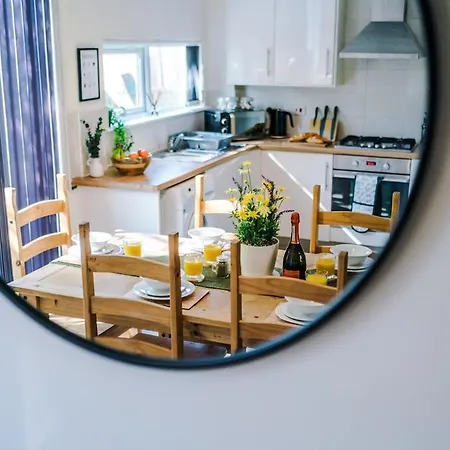 Modern House - - Etihad Stadium - Coop Live Stadium - Sleeps 6 - Free Parking * Manchester