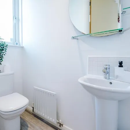 Modern House - - Etihad Stadium - Coop Live Stadium - Sleeps 6 - Free Parking *