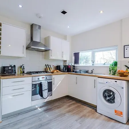 Modern House - - Etihad Stadium - Coop Live Stadium - Sleeps 6 - Free Parking