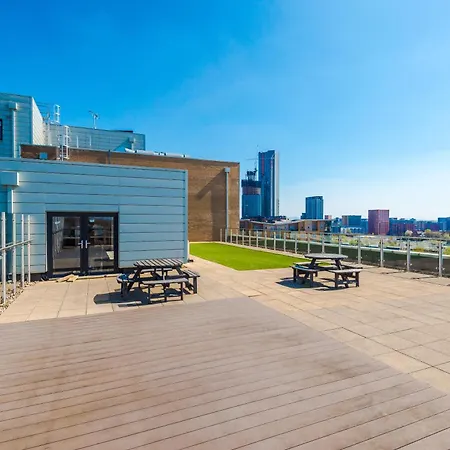 Beautiful 2 Bedroom דירה