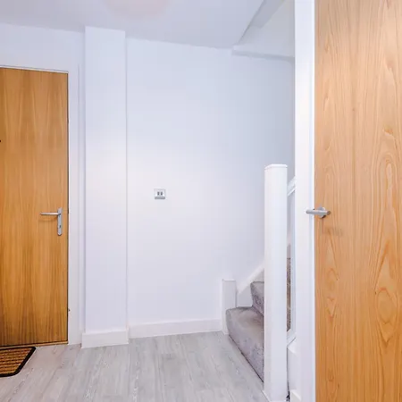 Beautiful 2 Bedroom *